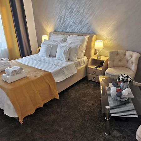 Apartament Casa Davison Târgu Jiu Zewnętrze zdjęcie